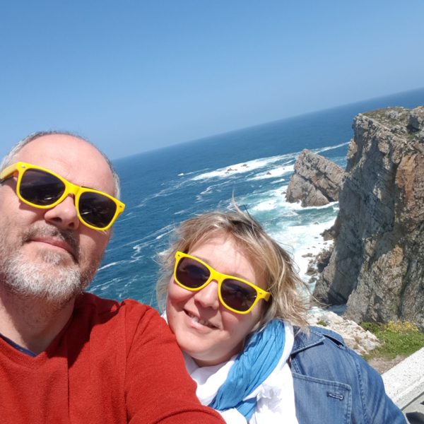 XO CAMP Carine et Pascal vacances vanlife mini caravane vans fourgon vacances soleil lunettes mer