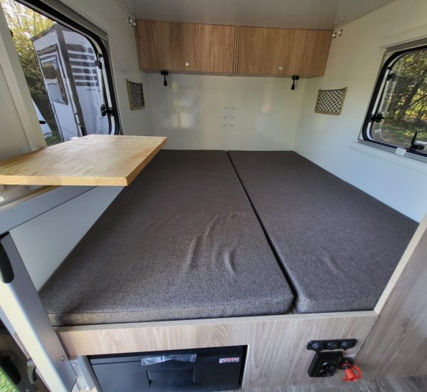 XO CrossCamp 147 one space anthracite lit sur coffre et meuble rangement avant