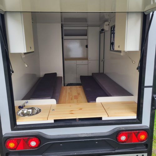 XO EvoCamp 165 Lit dinette avec rangement Cuisine arrière avec accès intérieur et extérieur