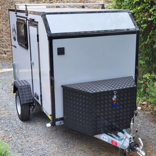 XO MiniCamp 150 grise face avec grand coffre alu noir et barres de toit